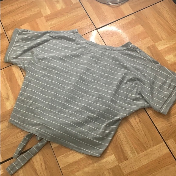 ⚠️LEAVING MY CLOSET SOON⚠️🌹Grey crop top🌹 - Picture 4 of 5